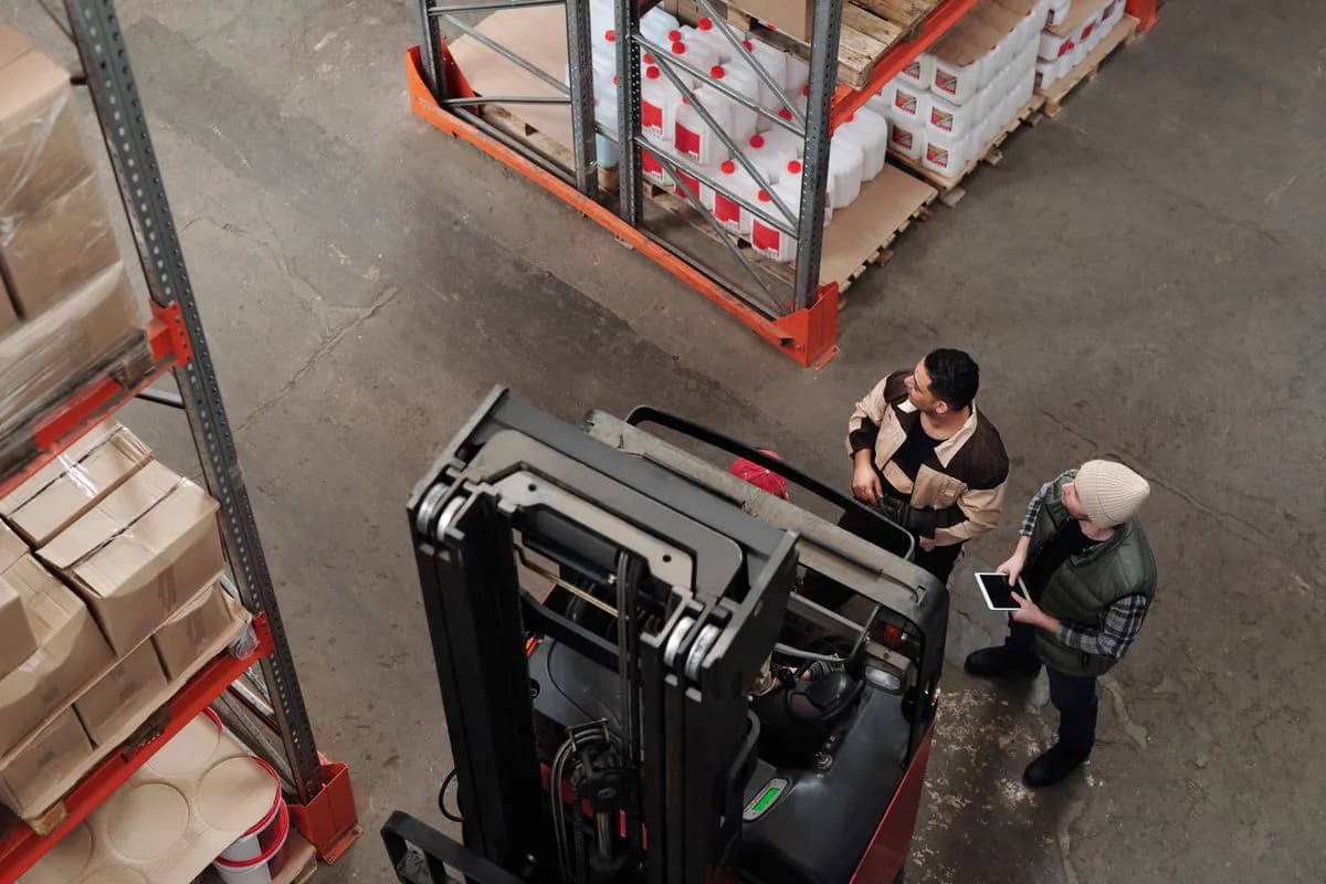 Heftruckchauffeur en magazijnmedewerker in een distributiecentrum